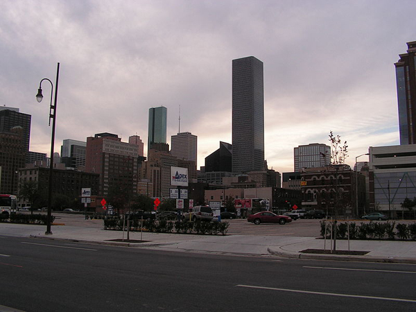 800px-JPMorgan_Chase_Tower_with_Houston_Skyline